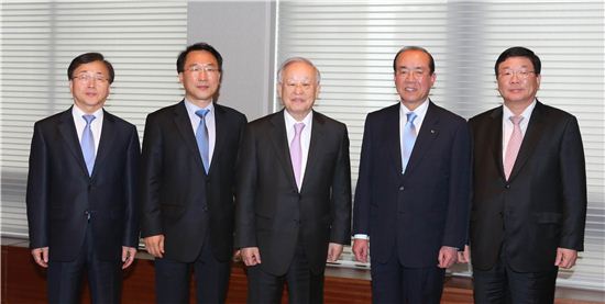사진 왼쪽부터 이동근 대한상의 상근부회장, 방하남 고용노동부 장관, 손경식 대한상의 회장, 백남홍 하광상의 회장, 김억조 현대자동차 부회장. 
