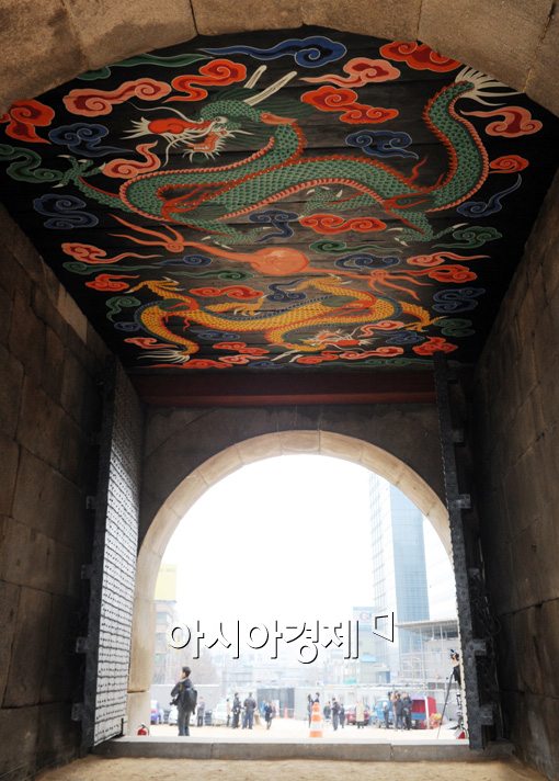 [포토]숭례문 복원작업 논란 '홍예문 용그림', 그 모습 드러내 