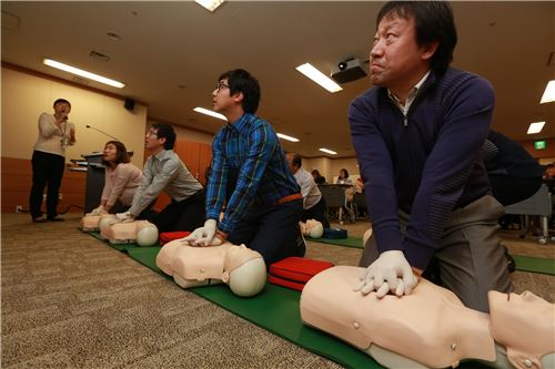 아산재단, 노인복지관 종사자에게 심폐소생술 교육