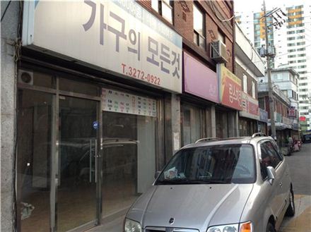 ▲지난 2007년부터 용산 역세권 개발 사업이 추진되면서 인근 기업들과 주민들이 떠나면서 서부이촌동 상가들은 텅 비어 있었다.