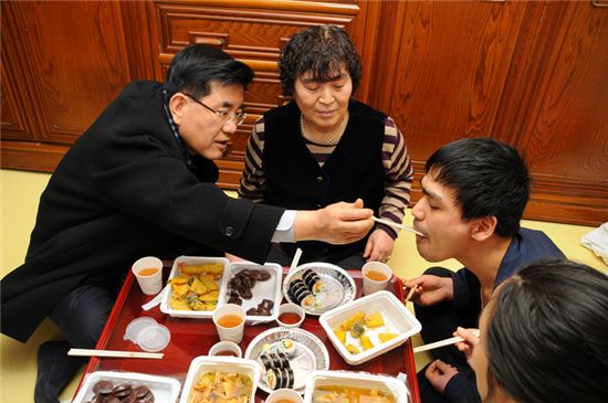 유덕열 동대문구청장이 1대1 결연가정을 방문해 식사를 돕고 있다.