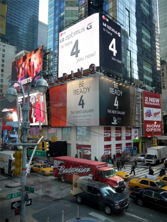 갤럭시S4에 찬물?···LG전자, 美 뉴욕서 옵티머스 G 광고