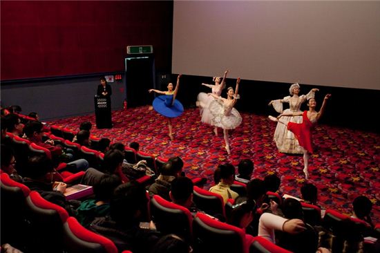 메가박스 영화관에서 선보인 '올댓발레' 프로그램에 참가한 관객들이 발레리나들의 시범 공연을 감상하고 있다.  