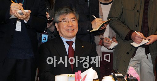 [포토]밝은 표정의 김중수 총재 