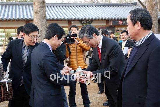 남이섬 MBC 스튜디오 남이갤러리에서 청송군과 공동으로 펼치는 ‘강진-청송 청백도자展’ 개막식이 열렸다. 개막식 후 강진원 강진군수가 한동수 청송군수와 (주)남이섬 대표 강우현 사장에게 강진 청자를 전달하고, 전시장에서 관람객들과 함께 청자에 대해 담소를 나누고 있다.