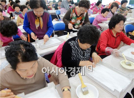 치매예방을 위해 함평군보건소가 개최하고 있는 ‘꽃노을 생활교실’에 참여한 노인들이 공예품을 만들고 있다.