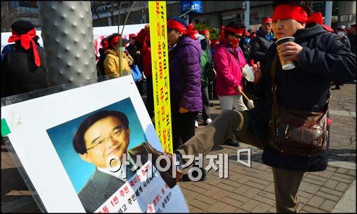 [포토]발길질하는 용산 주민들, 용산 개발 즉각 이행하라