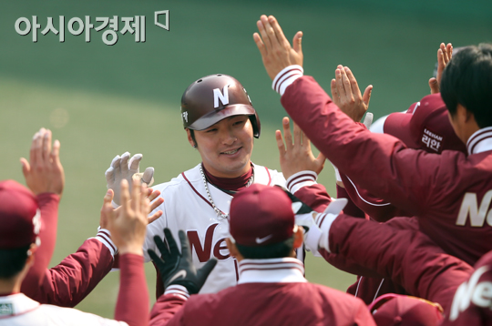 [포토] 투런포 박병호 '손이 몇개야!'