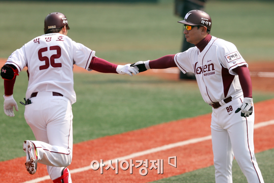 [포토] 심재학 코치 '박병호, 올 시즌도 부탁해'