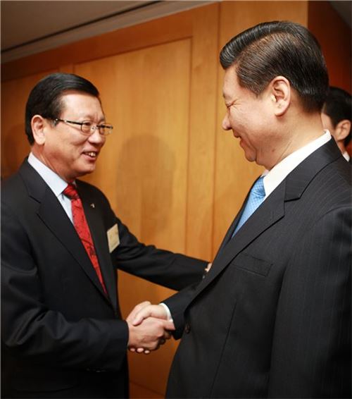 박삼구 금호아시아나그룹 회장(왼쪽)이 지난 2009년말 신라호텔에서 열린 시진핑 중국 국가 부주석(현 국가주석) 초청조찬회에 참석해 시 부주석과 환담을 나누고 있다.