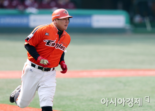 [포토] 김태균 '가볍게 뛰자'