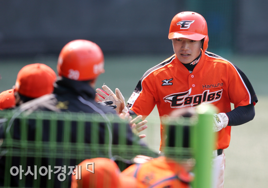 [포토] 홈 밟은 조정원 '한 점 만회요'