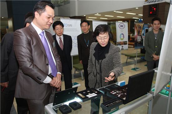 신연희 강남구청장, 청년창업센터 제품 전시회 둘러봐 