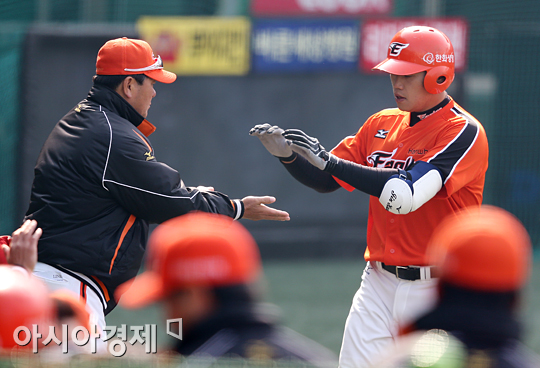 [포토] 투런홈런 환영받는 최진행