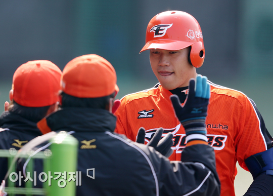 [포토] 투런홈런 최진행 '귀엽게 혀 빼꼼'