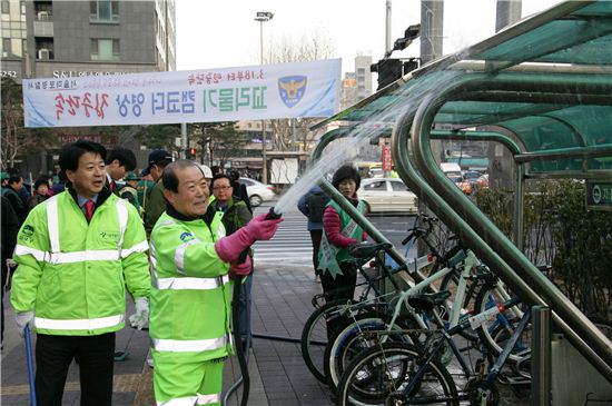 박홍섭 마포구청장이 주민들과 함꼐 물청소를 하고 있다.