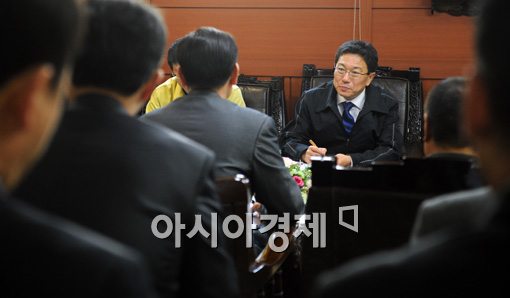 [포토]윤상직 장관을 향한 귀 