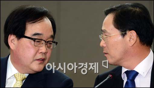 [포토]대화 나누는 정창영 사장