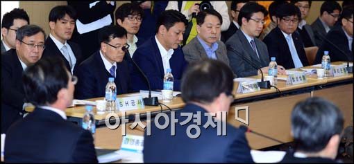 [포토]정창영 사장 모두발언 듣는 용산 개발 출자사 관계자들