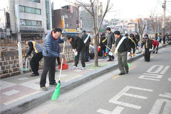 성북구 일대 새 봄 맞이 대청소로 깨끗해져 