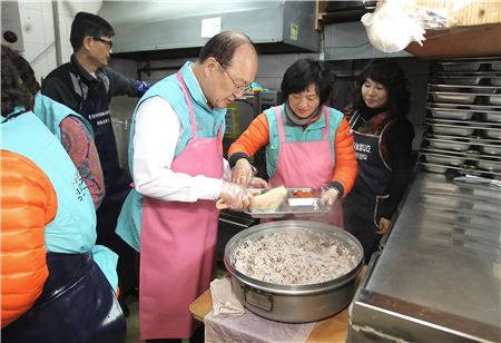 김종대 건보공단 이사장, 노숙자 위한 배식 봉사