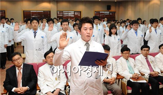 조선대 의학전문대학원 white coat ceremony 및 히포크라테스 선서식 성료