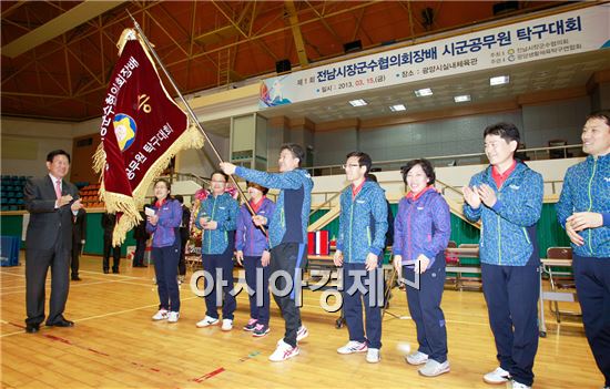 단체전 우스을 차지한 영광군이 우승깃발을 흔들고 있다.