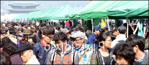 [포토]희망나눔장터 첫날, 시민들로 북적