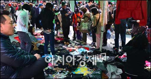 [포토]장터에 몰린 시민들