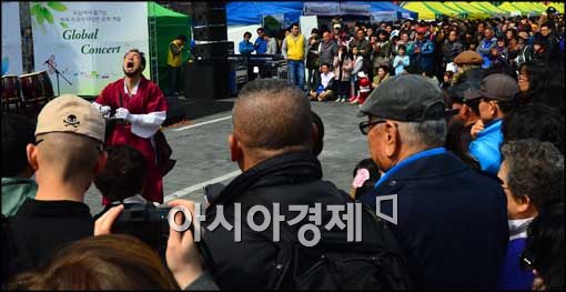 [포토]공연보는 시민들