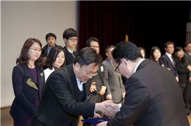 아주재단, 서초구청장 표창장..소외계층 지원 공로