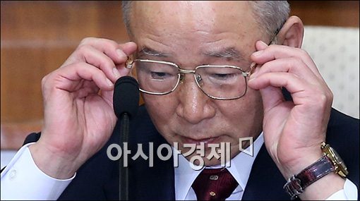 [포토]안경 고쳐쓰는 남재준 후보자