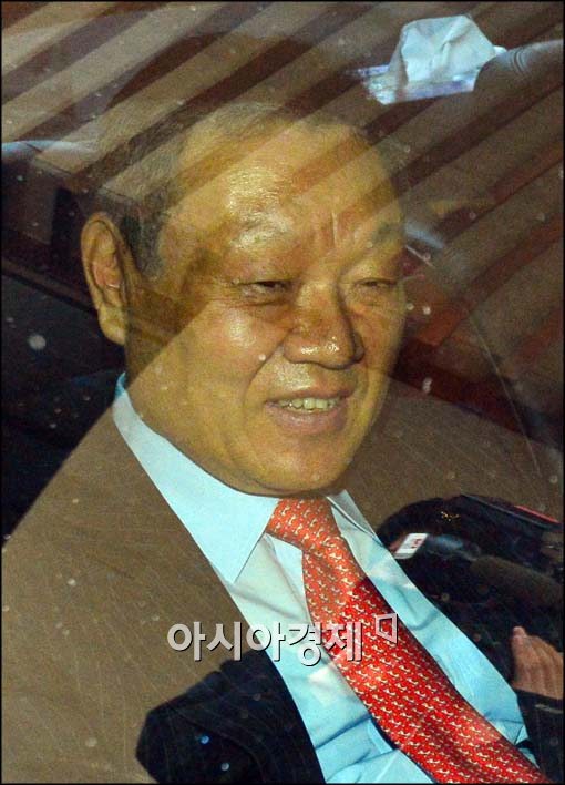 [포토]미소와 함께 이사회 빠져나오는 어윤대 회장