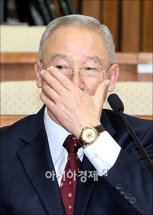 [포토]입 막는(?) 남재준 후보자