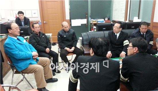 김충석 여수시장이 유가족과 면담을 하고 있다.