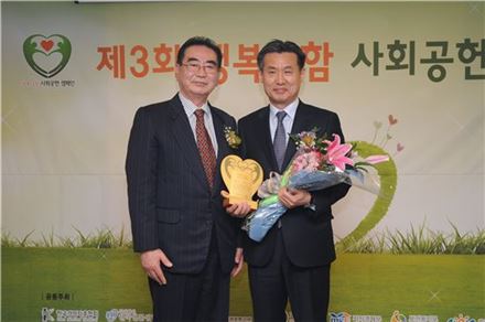 '2013 행복더함 사회공헌대상' 시상식에서 BNP파리바카디프생명 박용균 부사장(오른쪽)이 수상 후 한국언론인협회 성대석 회장과 기념사진을 촬영하고 있다. 
