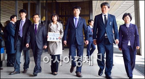 [포토]중앙지검으로 들어서는 김재연-이석기 의원