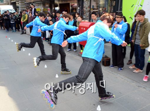 [포토]아주캐피탈, 새봄맞이 게릴라 공연 