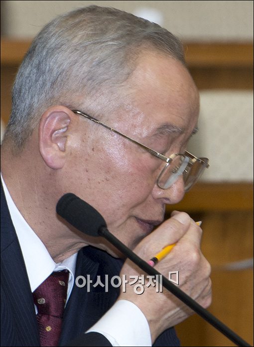 [포토]계속되는 의혹제기에... '콜록 콜록'