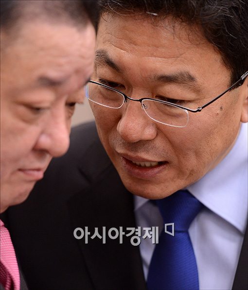 [포토]귓속말 나누는 윤상직·강창일