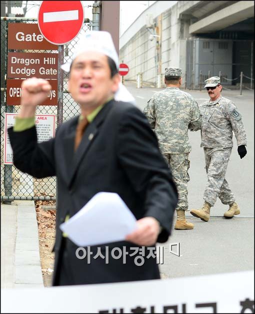 [포토]기자회견장에 나타난 미군 병사