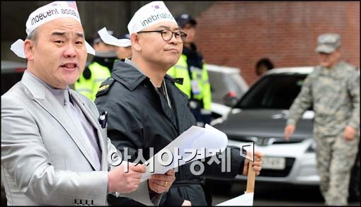 [포토]성명서 낭독하는 애국국민운동연대 회원들