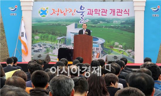 이명흠 장흥군수가 인사말을 하고 있다.