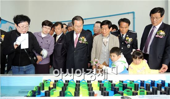 이명흠 장흥군수 등 관계자들이 물 과학관  시설물을 살펴보고 있다.