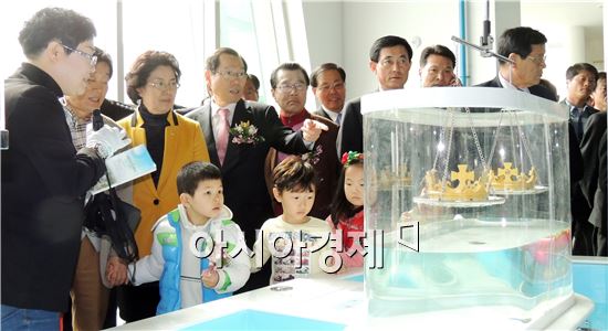 이명흠 장흥군수 등 관계자들이 물 과학관  시설물을 살펴보고 있다.