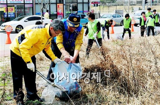 [포토]광주시 광산구, 봄맞이 도심공한지 일제정비