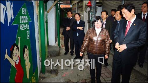 [포토]쪽방촌 찾은 진영 장관