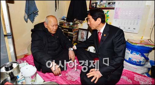 [포토]쪽방촌 찾은 진영 장관