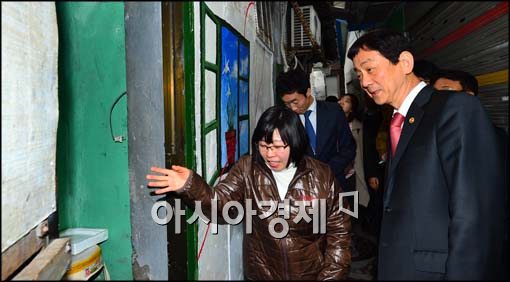 [포토]쪽방촌에 들어가는 진영 보건복지부 장관