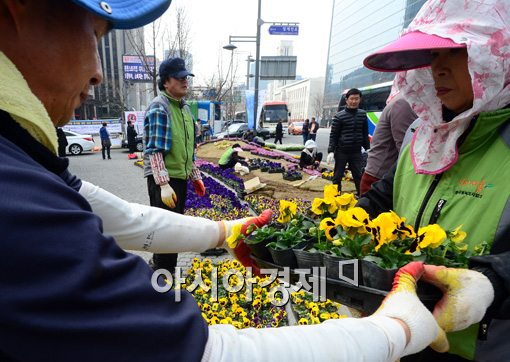 [포토]"자~ 받으세요! 봄입니다!"
